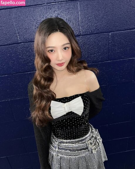 金髪の小人オンリーファンズ ポルノグラフィック 写真