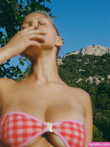 Laura Oganessian 裸のスター 写真