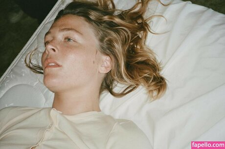 小さいチンポのシーメールオンリーファンズ ホット 写真