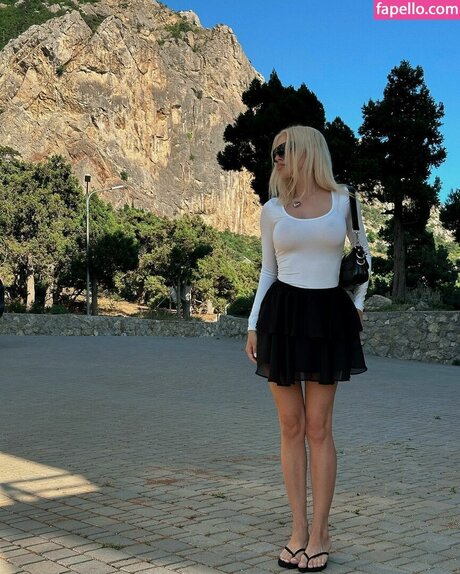 かわいいブロンドのオンリーファンズ アートポルノ ギャラリー