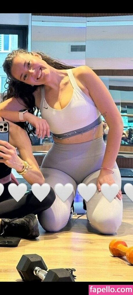 Pelin Akil モデル 写真