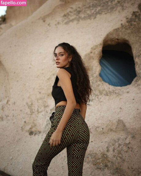 Pelin Akil ポルノ女優 アーカイブ