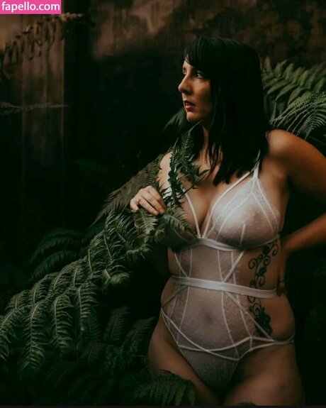 knee deep in life セクシーモデル 画像