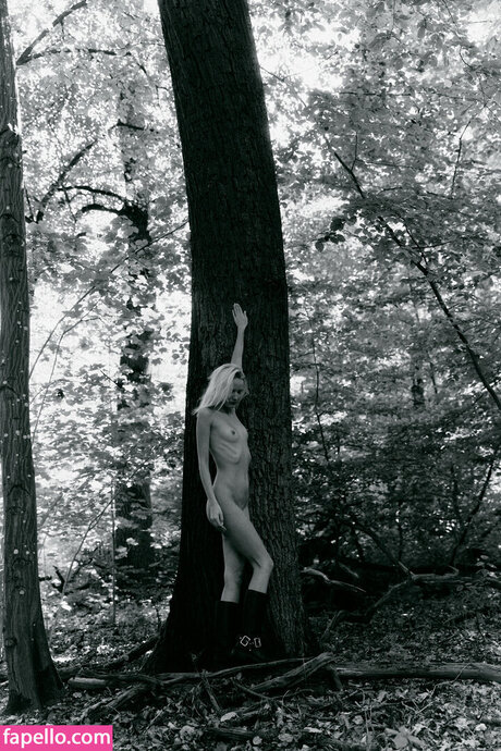 尖ったおっぱいオンリーファンズ ホット裸 写真