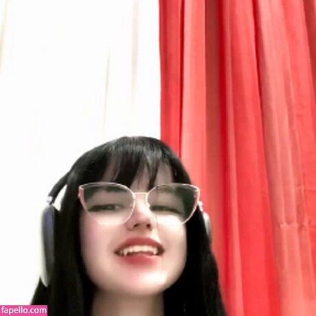 nameluaa ポルノモデル 写真