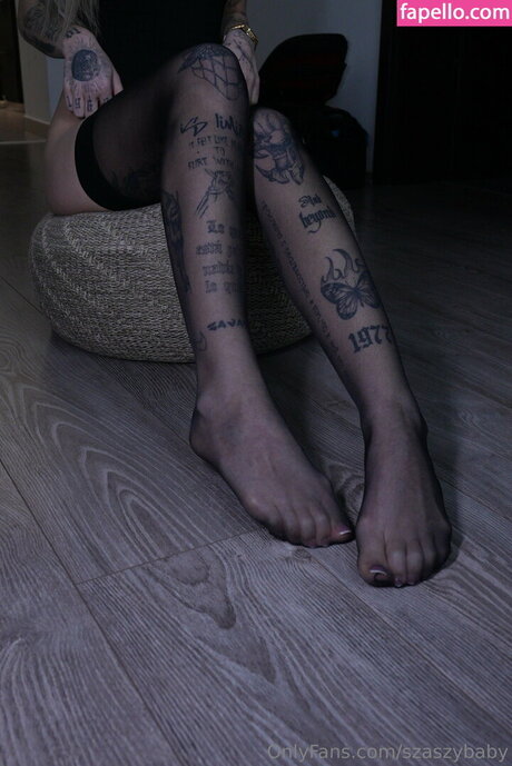 Szaszy baby 裸のスター 写真