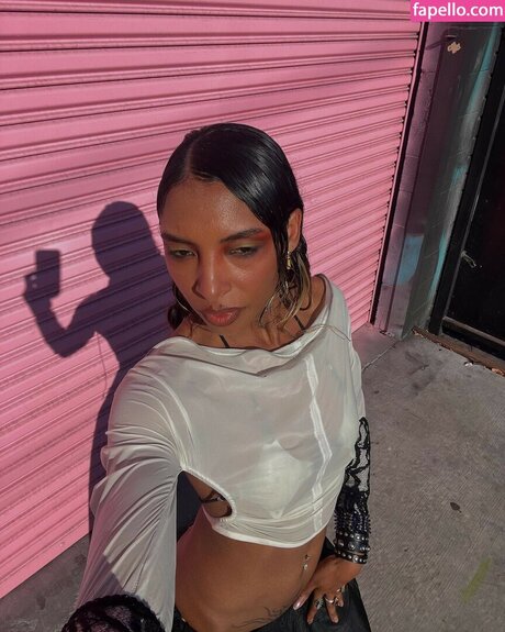 タトゥーオンリーファン ホット裸 写真