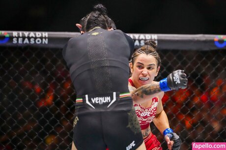 リップスオンリーファンズ ポルノグラフィック 写真