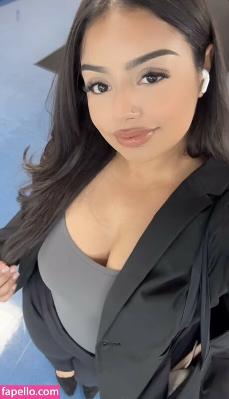 金髪の筋肉オンリーファンズ セクシー 写真