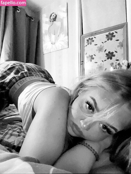 小さなおっぱいオンリーファンズ ホット 写真