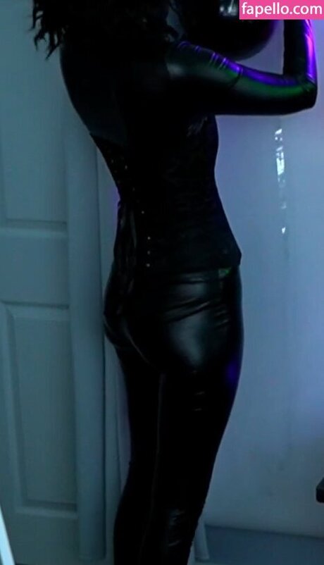 黒髪の熟女オンリーファンズ ポルノ 写真