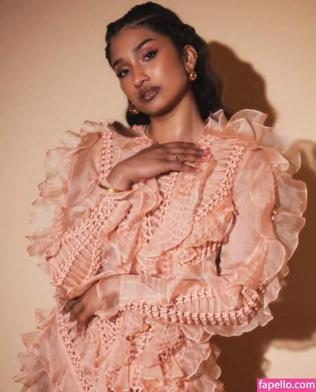 Varada Sethu 独占ポルノスター 写真