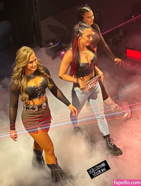 巨乳ストリップオンリーファンズ ホット裸 写真