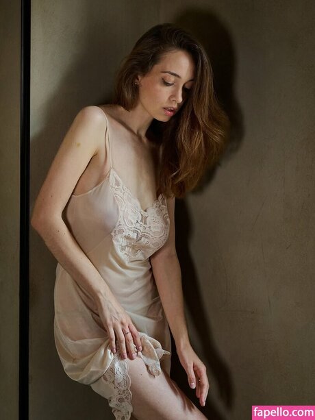 Anna Collini 裸モデル 写真