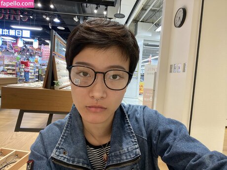 小さなおっぱいオンリーファンズ エロチック 写真