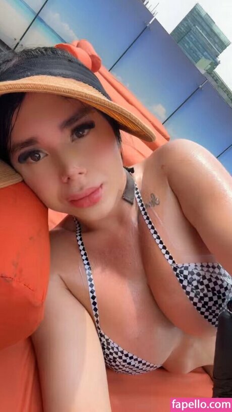 Emily Muneton ヌード女優 写真