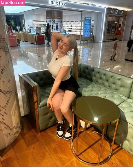 曲線美の女の子オンリーファンズ ポルノ ギャラリー