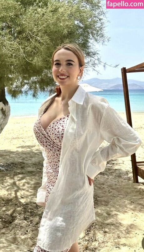 曲線美のブロンドオンリーファンズ ポルノ 画像