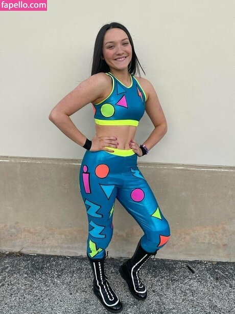 Izzy Moreno エロティックなモデル 写真