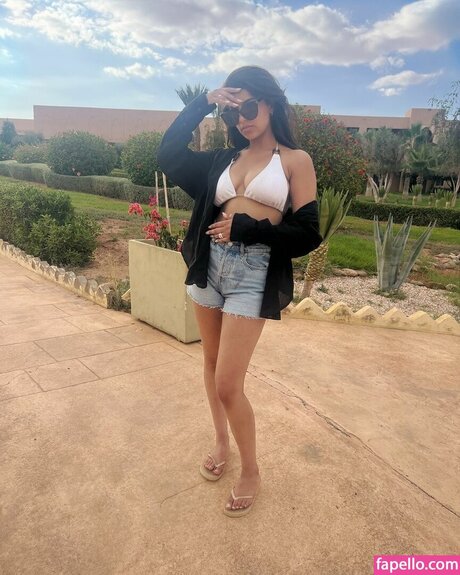 角質の女の子オンリーファンズ ポルノグラフィック 写真