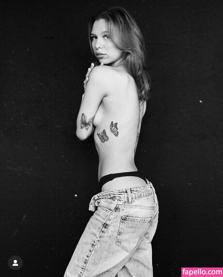 Neea Kuosmanen XXXモデル 写真