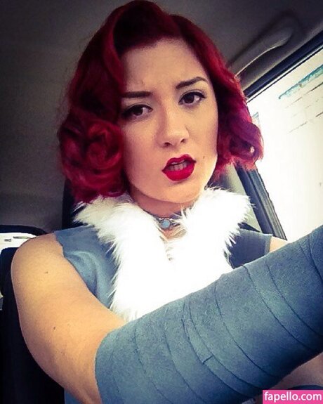 Brizzy Voices エロティックなポルノスター ギャラリー