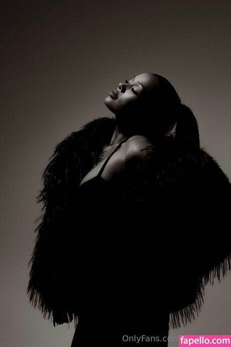 乳首オーガズム オンリーファンズ ポルノグラフィック 画像