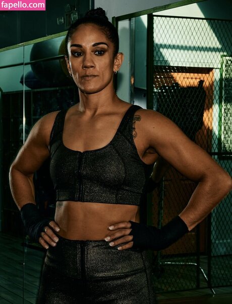 Amanda Serrano ポルノスター セックス 画像