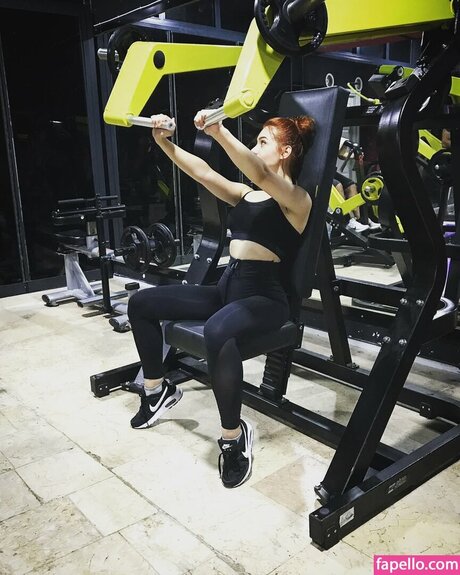 Duygu German エロティックなスター 写真