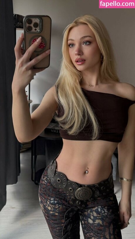 Duygu German ポルノスター パーフェクト 写真