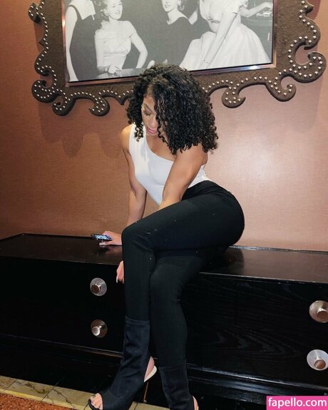 成熟したラテン系オンリーファンズ 美しい裸 画像