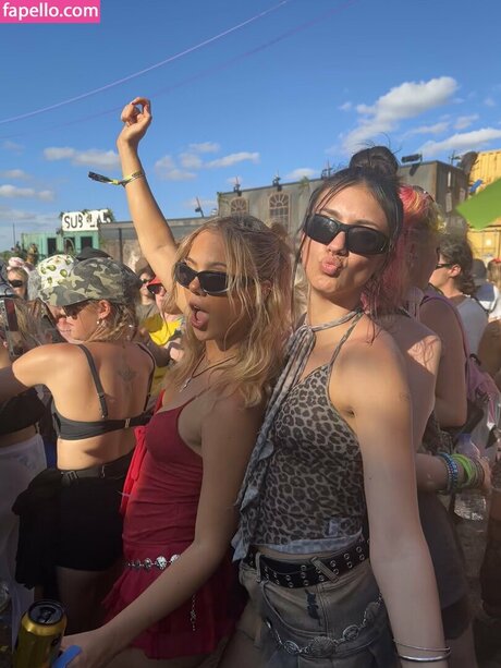 Elisha Walbyoff 美しいモデル 写真