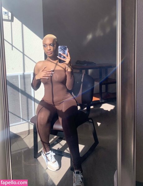 セーリングオンリーファンズ ポルノグラフィック 写真