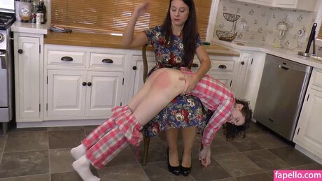 パンツを食い込ませるオンリーファンズ ホット裸 写真