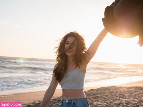 Reina Hardesty ヌードモデル 写真