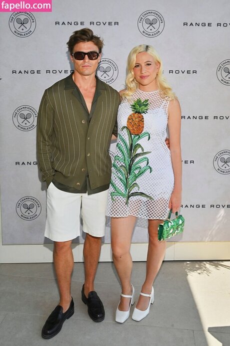 曲線美のランジェリーオンリーファンズ セクシー裸 写真