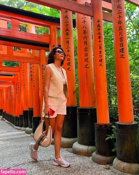 Ayb ke Pusat ポルノモデル 写真