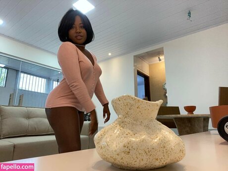 Larissa Pimenta ヌードモデル 画像