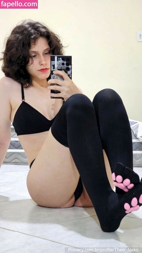 カムフィートオンリーファンズ エロチック 写真