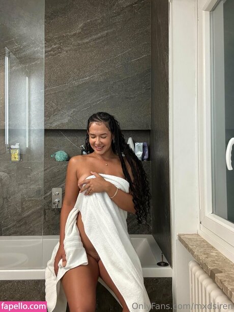 曲線美のランジェリーオンリーファンズ ホットヌード 画像