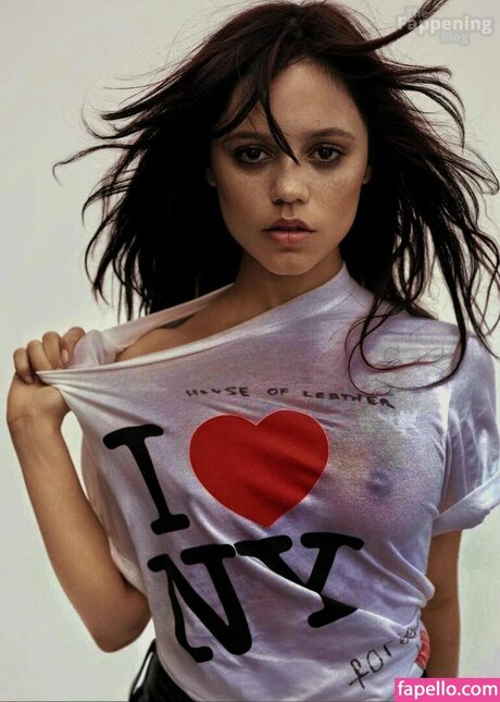 Jenna Ortega 美しいポルノスター 写真
