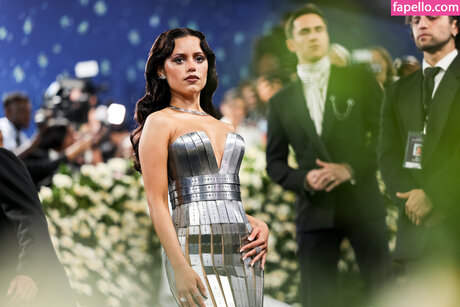 Jenna Ortega 裸モデル 画像