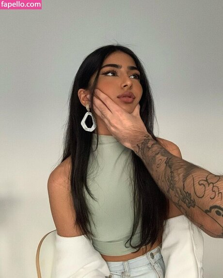 ダウンオンリーファン セクシー裸 写真