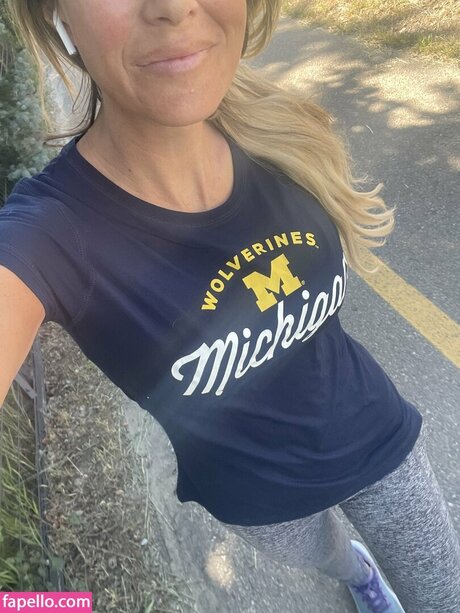 ティックトックスター オンリーファンズ HD 画像