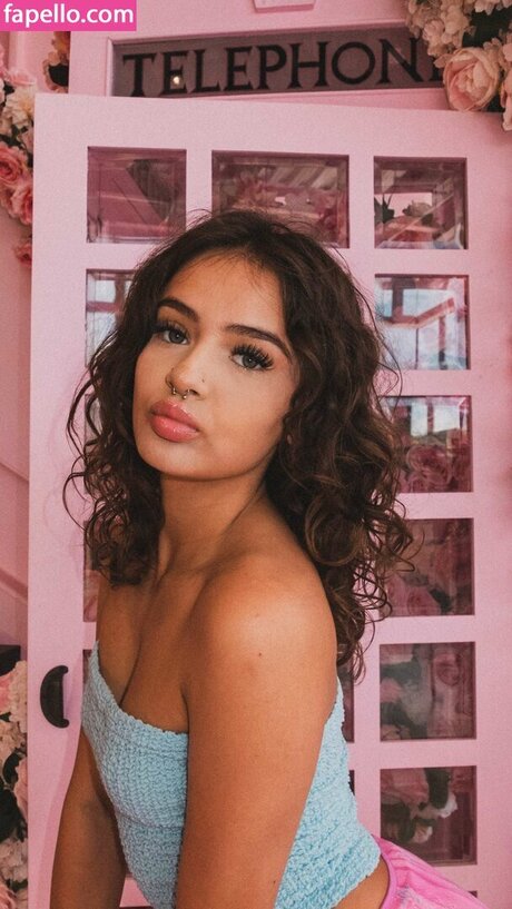 金髪の小人オンリーファンズ HD 写真