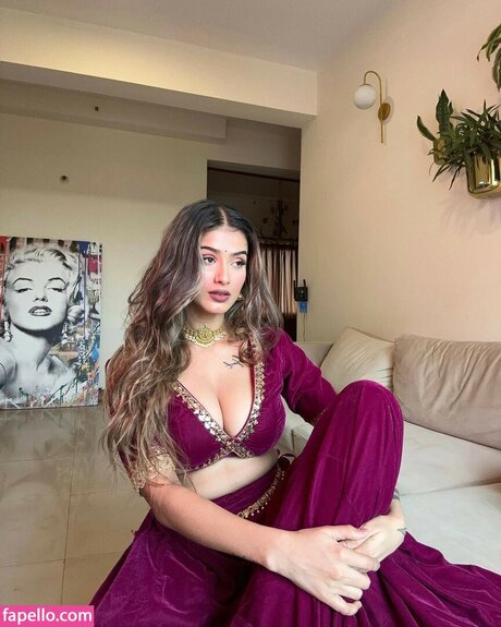 Shambhavi Singh 裸のスター 画像