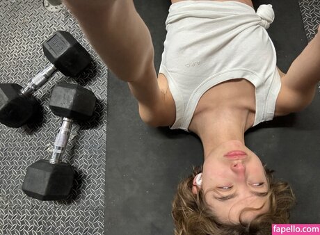 小さいチンポのシーメールオンリーファンズ 裸 写真