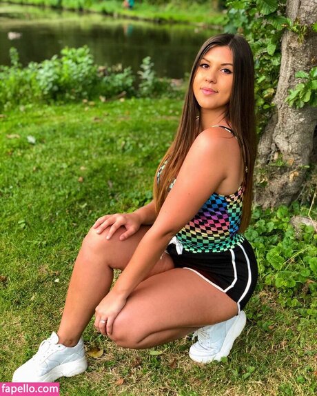 ランジェリーヌードオンリーファンズ ホット裸 画像