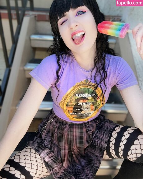 小さなおっぱいオンリーファンズ 裸 写真