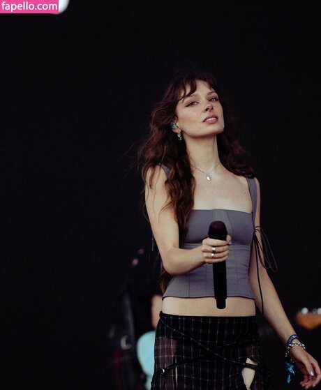 Holly Humberstone アートモデル 写真